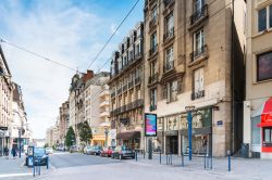 Uno scorcio del centro di Limoges, Francia: la città ha conservato belle testimonianze del suo passato e della sua storia risalenti a 2 mila anni fa - © ilolab / Shutterstock.com ...