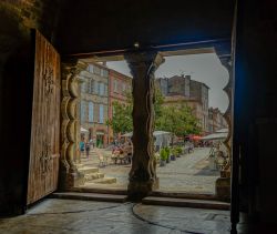 Uno scorcio del centro di Moissac vista attraverso la porta dell'abbazia, Francia - © The Life in Pics / Shutterstock.com