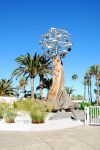 Uno scorcio del centro di Puerto de la Cruz, Tenerife, con una scultura realizzata sopra un tronco (Spagna). 
