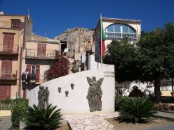 Uno scorcio del centro di Roccapalumba in Sicilia - © Peppesev, CC BY 3.0, Wikipedia