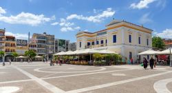 Uno scorcio del centro di Sparta con la piazza e il Municipio, Grecia: la città moderna è stata costruita sul sito di quell'antica - © Lefteris Papaulakis / Shutterstock.com ...