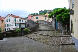 Uno scorcio del centro di Varese Ligure, Liguria, in una giornata nuvolosa - © Fabio Caironi / Shutterstock.com