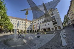 Uno scorcio del centro di Villach con piazza e fontana, Austria. Villach è un importante snodo fra il sud del paese e l'intera regione delle Alpi - © pisaphotography / Shutterstock.com ...