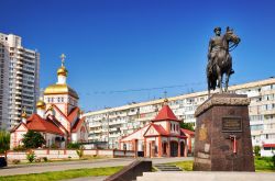 Uno scorcio del centro di Volgograd in Russia con la Chiesa di Tutti i Santi e il monumento a Konstantin Konstantinovich Rokossovsky. 
