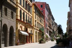 Uno scorcio del centro storico di Ancona con eleganti edifici affacciati, Marche.
