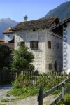 Uno scorcio del centro storico di Andeer in Svizzera, siamo nel Canton dei Grigioni