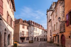 Uno scorcio del centro storico di Beaulieu-sur-Dordogne, Nuova Aquitania, Francia.
