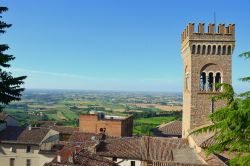 Uno scorcio del centro storico di Bertinoro e la sua torre