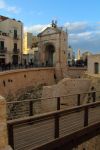 Uno scorcio del centro storico di Bitonto, Puglia, con la Porta Baresana. Costruita nel XVI° secolo e rivolta verso il mare, questa porta rinascimentale è caratterizzata da un dipinto ...