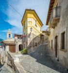 Uno scorcio del centro storico di Capestrano in Abruzzo