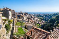 Uno scorcio del centro storico di Caprarola nel Lazio