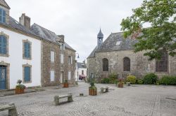 Uno scorcio del centro storico di Carnac, dipartimento di Morbihan, Francia. Passeggiando a piedi fra vicoli e piazzette del suo centro si possono ammirare da vicino palazzi e monumenti antichi.
 ...