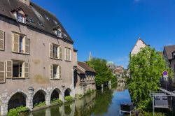 Uno scorcio del centro storico di Chartres, Francia, con il fiume Eure, affluente della Senna. Questa graziosa località si trova nella regione del Centro-Valle della Loira.

