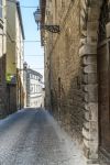 Uno scorcio del centro storico di Cingoli, Marche. Passeggiando fra le viuzze di questo borgo si possono ammirare antichi palazzi ancora oggi perfettamente conservati.



