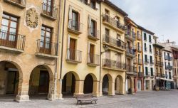 Uno scorcio del centro storico di Estella (Spagna): antichi palazzi affacciati sulla piazza del mercato - © Marc Venema / Shutterstock.com