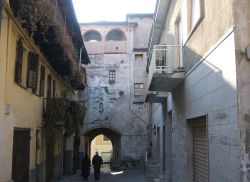 Uno scorcio del centro storico di Giaveno nel torinese - © Helenkeit, CC BY 3.0, Wikipedia