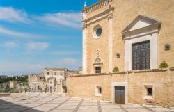 Uno scorcio del centro storico di Gravina in Puglia, provincia di Bari, Puglia. Al confine fra Puglia e Basilicata, l'affascinante Gravina si adagia sull'orlo di un burrone in un'area ...