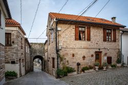 Uno scorcio del centro storico di Melgaco (nord del Portogallo) con le vecchie mura fortificate - © Dolores Giraldez Alonso / Shutterstock.com