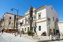 Uno scorcio del centro storico di Olbia, Sardegna, con gente a passeggio. Sullo sfondo, i dehors di alcuni locali - © J2R / Shutterstock.com