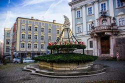 Uno scorcio del centro storico di Passau, Germania. Questa città è un'importante meta turistica legata soprattutto ai tour dei vaporetti che attraversano i tre fiumi, Danubio, ...