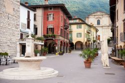 Uno scorcio del centro storico di Pisogne in Lombardia