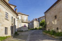 Uno scorcio del centro storico di Pontevedra, Galizia, Spagna: case in pietra affacciate su una stradina in salita.
