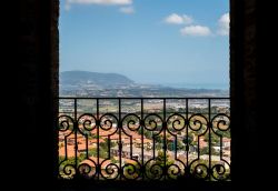 Uno scorcio del centro storico di Recanati, Marche, visto dall'alto di una terrazza. La città sorge sulla cima di un grande colle a 293 metri sul livello del mare fra i fiumi Potenza ...