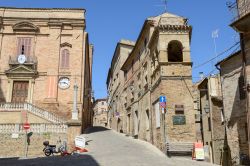 Uno scorcio del centro storico di Ripatransone nelle Marche, Italia. La posizione suggestiva di questo borgo gli è valsa il titolo di "Belvedere del Piceno" - © Stefano ...