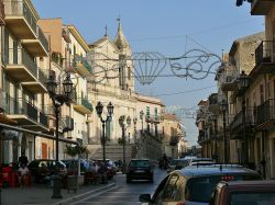 Uno scorcio del centro storico di Santa Caterina Villarmosa, Sicilia. Sullo sfondo, la cheisa parrocchiale Silesia711 - Opera propria, CC BY-SA 4.0, Collegamento