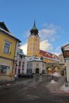 Uno scorcio del centro storico di Schladming con la chiesa cattolica (Austria) - © tourpics_net / Shutterstock.com