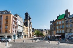 Uno scorcio del centro storico di Sedan, Francia, con gente a passeggio in una strada su cui si affacciano edifici antichi - © travelfoto / Shutterstock.com