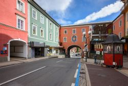 Uno scorcio del centro storico di Spittal an der Drau, Carinzia, Austria. Una viuzza con le caratteristiche abitazioni dalla facciata colorata - © Balakate / Shutterstock.com