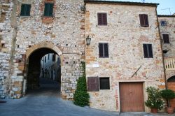 Uno scorcio del centro storico di Trequanda, borgo medievale in Val di Chiana, Toscana - © lauradibi / Shutterstock.com