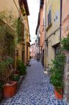 Uno scorcio del centro storico di Trevignano Romano, provincia di Roma, Lazio. Fra i monumenti di interesse storico e turistico di questo borgo vi sono la chiesa della Madonna assunta in Cielo ...