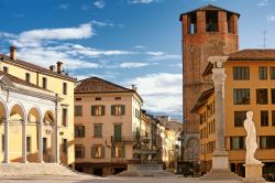 Uno scorcio del centro storico di Udine, Friuli Venezia Giulia. Dal punto di vista urbanistico, Udine conserva l'impronta delle città medievali. Si sviluppò attorno al colle ...