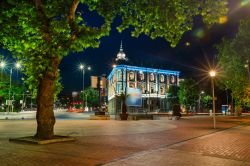 Uno scorcio del centro storico di Varna, Bulgaria: l'hotel Naval by night.

