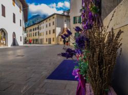 Uno scorcio del centro storico di Venzone, cittadina anche famosa per la sua lavanda - © Gaa166 / Shutterstock.com