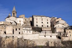 Uno scorcio del centro storico medievale di Cocullo, Abruzzo. La cinta muraria racchiude tutto il rione di San Nicola e il centro caratterizzati da viuzze, case signorili e botteghe medievali. 

 ...