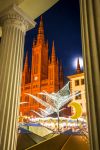 Uno scorcio del Christmas Market di Wiesbaden by night, Germania.
