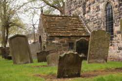 Uno scorcio del cimitero di Escomb Church a Durham, Inghilterra. Questa chiesa con annesso cimitero è una delle più antiche del paese: venne fondata nel 7° secolo.



