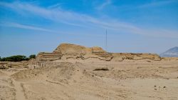 Uno scorcio del complesso archeologico di Huaca de la Luna a Trujillo, provincia di La Libertad, Perù. Questa grande struttura è fatta di mattoni in adobe e fa parte di un'antica ...