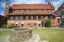Uno scorcio del cortile del castello del principe di Varmia a Olsztyn, Polonia. L'edificio in cotto rosso rappresenta bene il gotico trecentesco.

