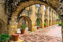 Uno scorcio del cortile della Mission San José a San Antonio, Texas.
