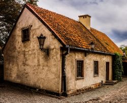 Uno scorcio del cortile interno al castello di Olsztyn, Polonia. Venne costruito dall'Ordine Teutonico in questa graziosa città che sorge sul fiume Lyna nel nord est della Polonia.



 ...