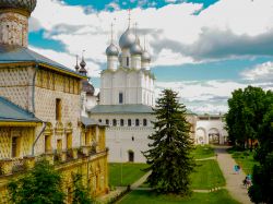 Uno scorcio del Cremlino di Rostov-on-Don, Russia. La funzione originaria del Kremlin era quella di residenza per i rappresentanti della chiesa.
