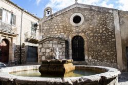 Uno scorcio del cuore di Petralia Soprana (Sicilia) con una graziosa chiesetta in pietra.

