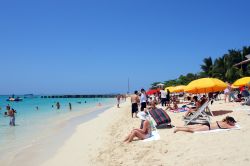 Uno scorcio del Doctor's Cave Beach Club a Montego Bay, Giamaica. Per quasi un secolo è stata una delle più celebri spiagge della Giamaica. La spiaggia è di proprietà ...