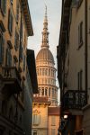 Uno scorcio del duomo di San Gaudenzio a Novara, Piemonte. Vista da una stradina del centro storico, con la luce del tardo pomeriggio, la cupola della basilica è, con i suoi 121 metri ...