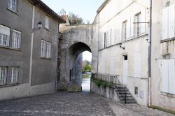 Uno scorcio del fiume Charente visto da un vicoletto di Cognac, Francia.
