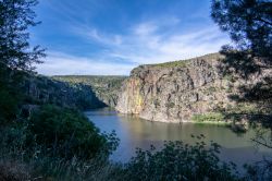 Uno scorcio del fiume Douro racchiuso fra alte sponde rocciose a Miranda do Douro, Portogallo.



